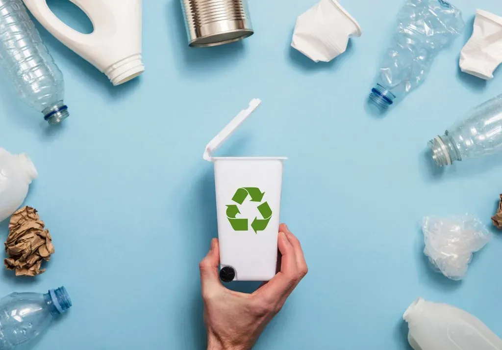 Duurzaam logo omringt door plastic