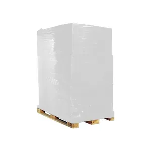 Een pallet ingewikkeld met witte folie