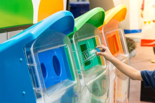 Wat gooi ik in de plastic afvalbak?