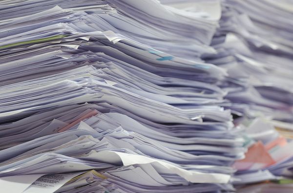 stapels met papier